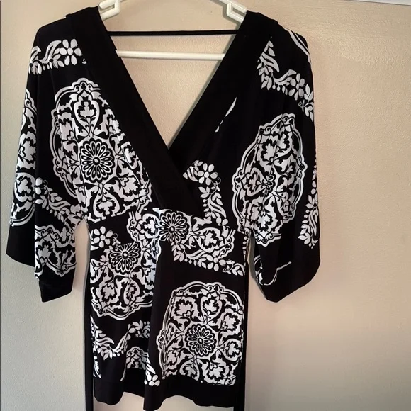 White Horse Black Market Elegant Black and White Women's Top - Picture 6 of 9